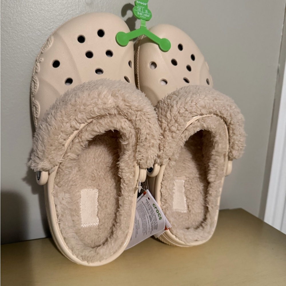 NWT‼️CROCS Cream Fuzzy Lined Clogs